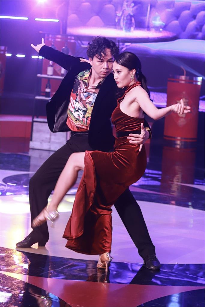 非本科班沒想到國標舞當才藝!顏曉筠被網友封「練舞奇才」對打都來真的