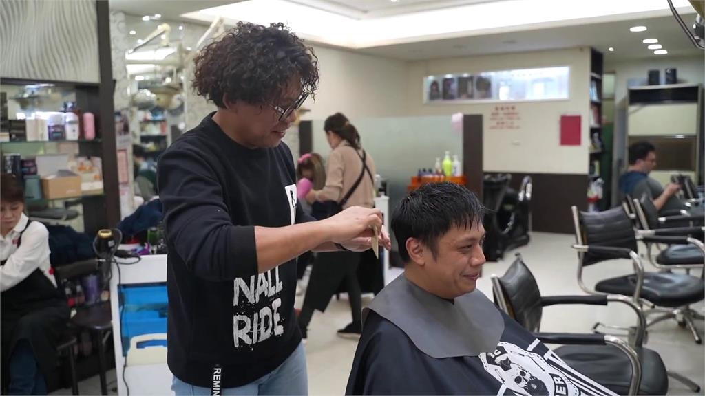 黑男剪髮遇超辣洗頭小妹　彎腰炸出「邪惡深溝」網暴動：想去洗頭了