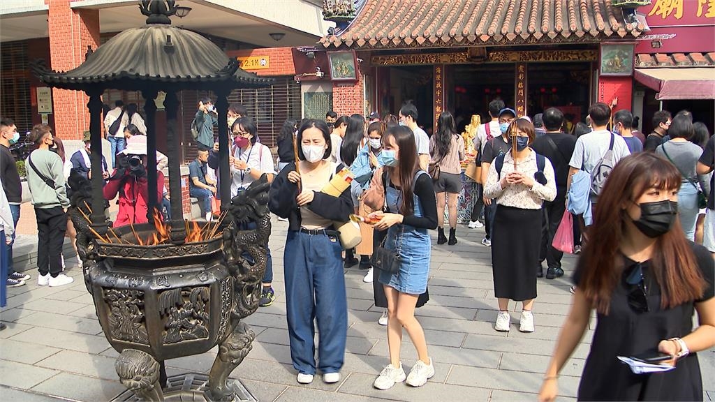 宮廟直播上香…妹子擲筊「超ㄎㄧㄤ舉動」全被拍！網見1幕狂笑：根本我