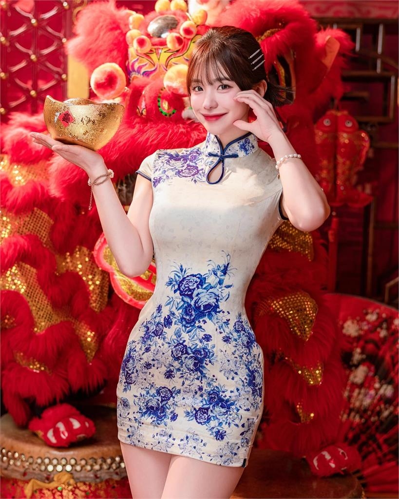 李多慧除夕不藏了!旗袍「養眼S曲線」全露出 網見超白下半身全暈船