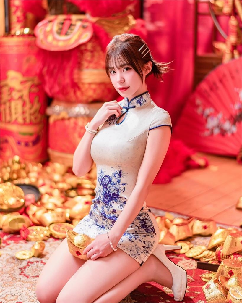 李多慧除夕不藏了!旗袍「養眼S曲線」全露出 網見超白下半身全暈船