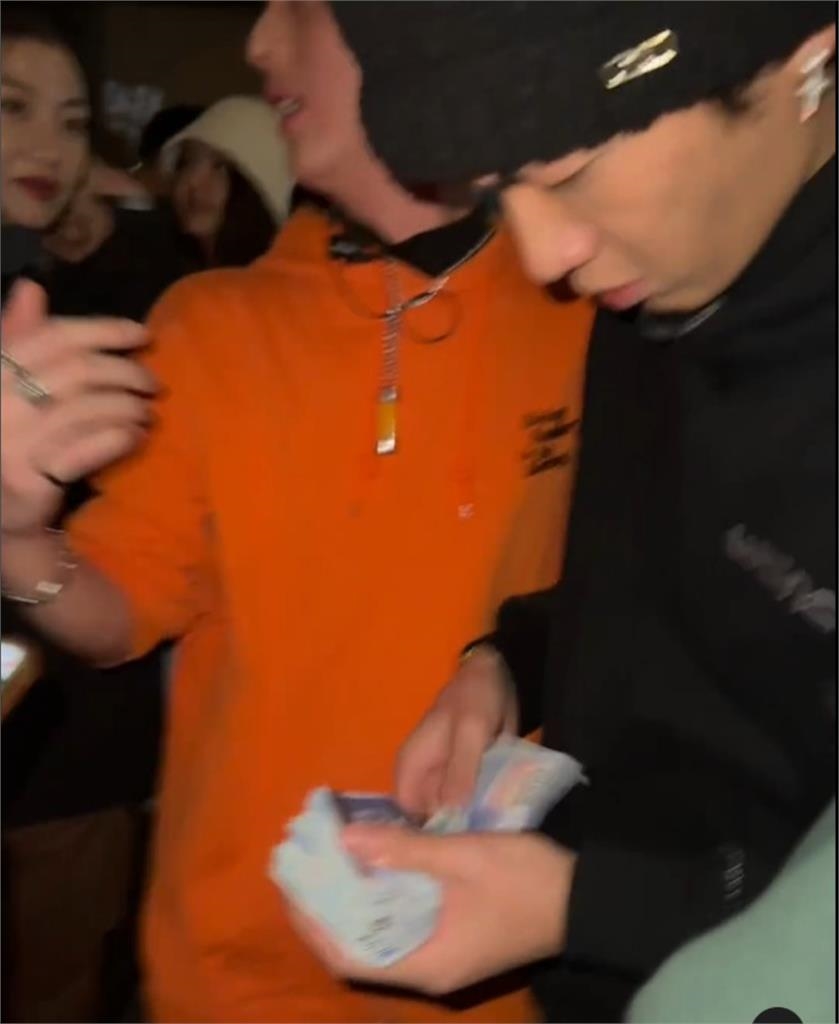 柯震東疑熱戀安心亞!2人深夜現身夜店「雙手牽緊緊」甜蜜互動全被拍