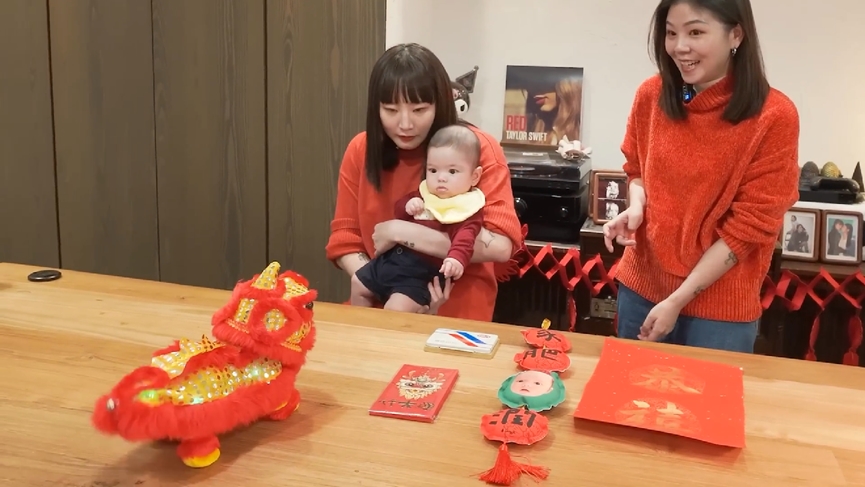初次與寶寶過春節!新手媽媽興奮準備舞獅玩偶 萌娃冷淡反應笑翻網