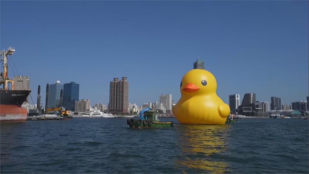 快新聞/黃色小鴨雙鴨KISS超浪漫畫面曝! 陳其邁又變「陳3歲」狂吹呱呱呱配樂