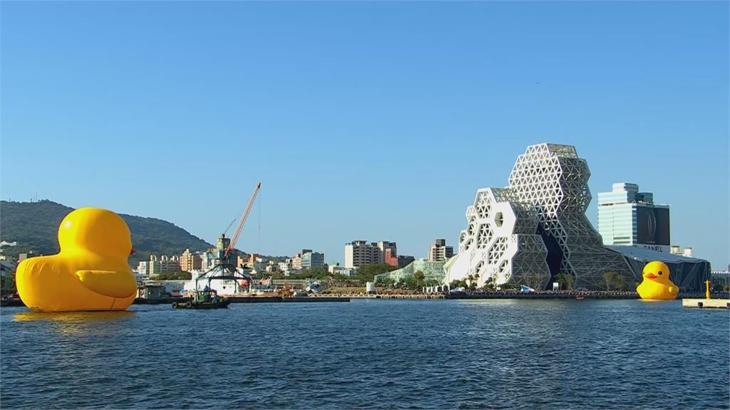 快新聞/黃色小鴨雙鴨KISS超浪漫畫面曝! 陳其邁又變「陳3歲」狂吹呱呱呱配樂