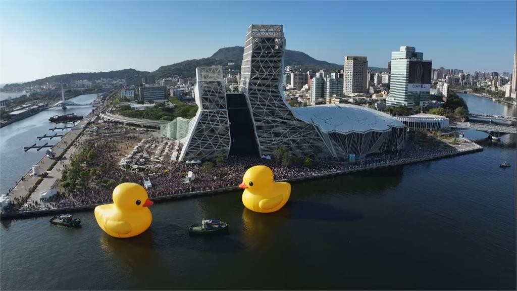 快新聞/黃色小鴨雙鴨KISS超浪漫畫面曝! 陳其邁又變「陳3歲」狂吹呱呱呱配樂