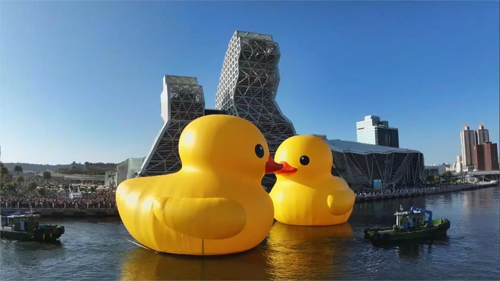 快新聞/黃色小鴨雙鴨KISS超浪漫畫面曝! 陳其邁又變「陳3歲」狂吹呱呱呱配樂