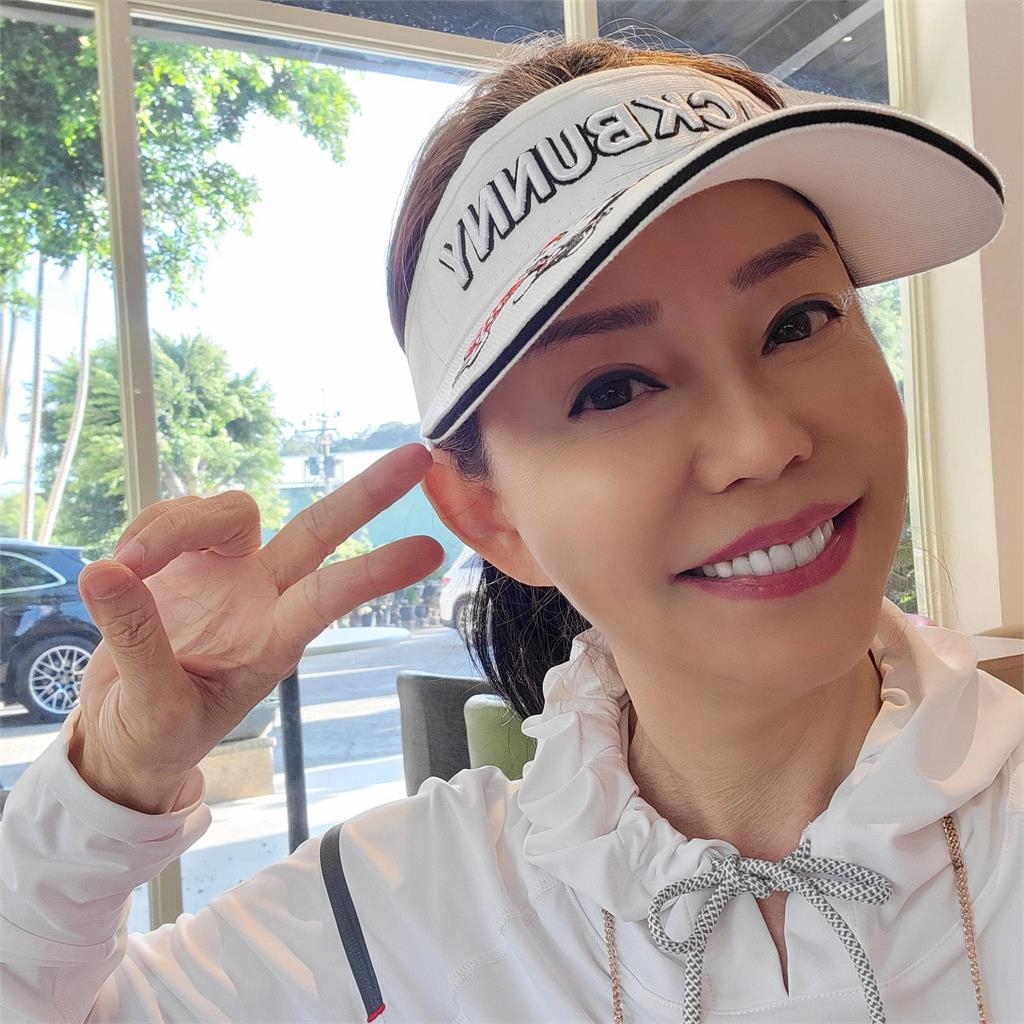 狄鶯過年穿睡衣玩仙女棒邊唱跳　老公孫鵬在旁溺愛眼神藏不住！