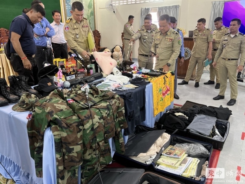 晚安小雞被上銬出席「柬國警方記者會」 網友怒喊:請嚴辦別回台灣了