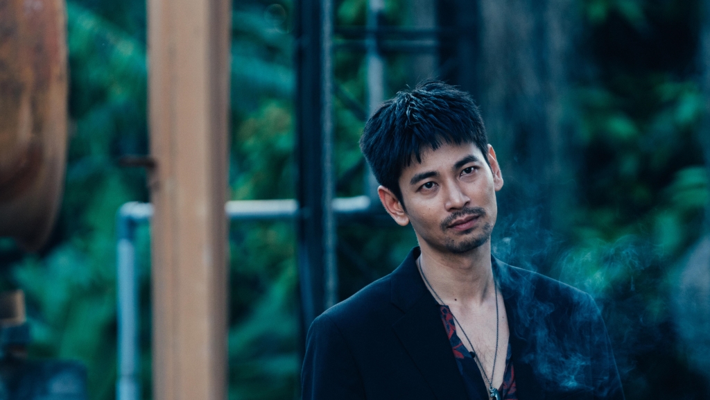 楊子儀被誇帥出新高度!蓄鬍狂妄裝老大竟有莫名熟悉感 還用舌頭熄菸 ! 