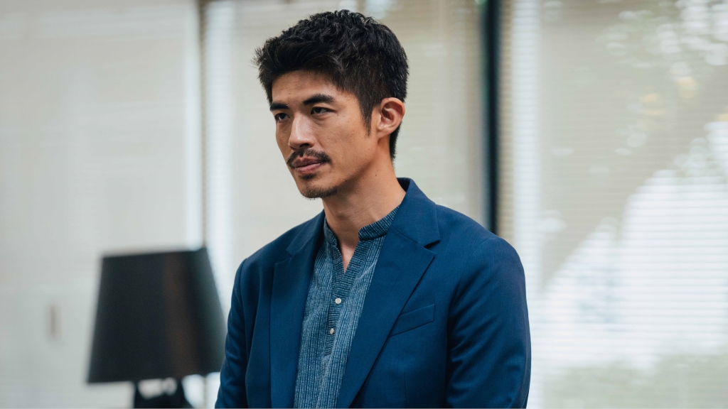 楊子儀被誇帥出新高度!蓄鬍狂妄裝老大竟有莫名熟悉感 還用舌頭熄菸 ! 