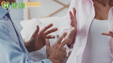 說兩句話就吵架　錯頻溝通的副詞炸彈