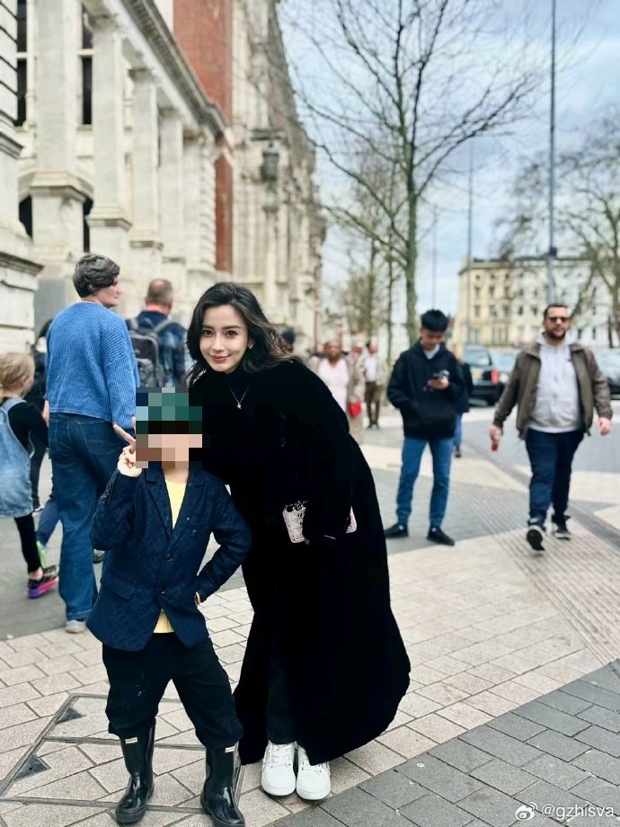 捕獲野生Angelababy!她見小朋友想合照「秒做1舉動」網讚:超貼心