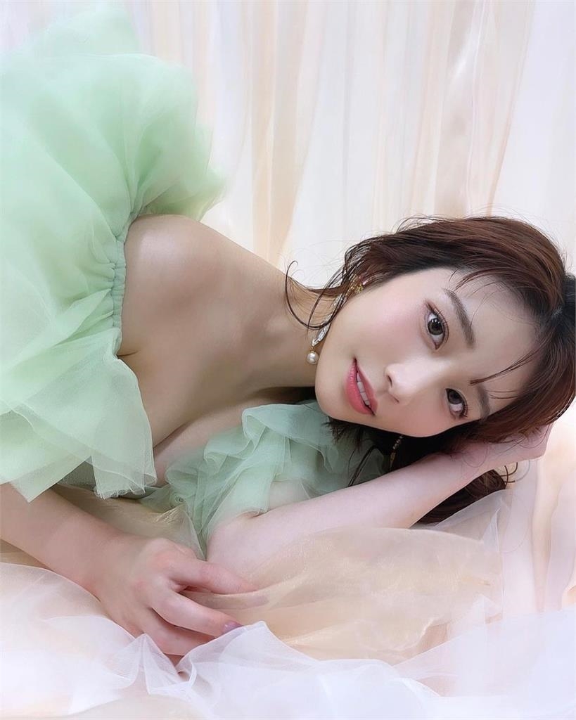 河北彩花激辣洋裝化身「花仙子」!趴地「暴力擠壓」香甜內餡被看光