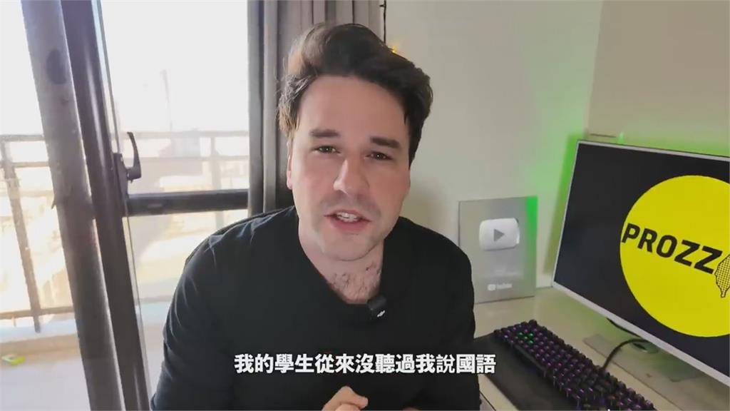 被可愛到!外師「首次說中文」萌童反應超誇張 他笑喊:像要報警一樣