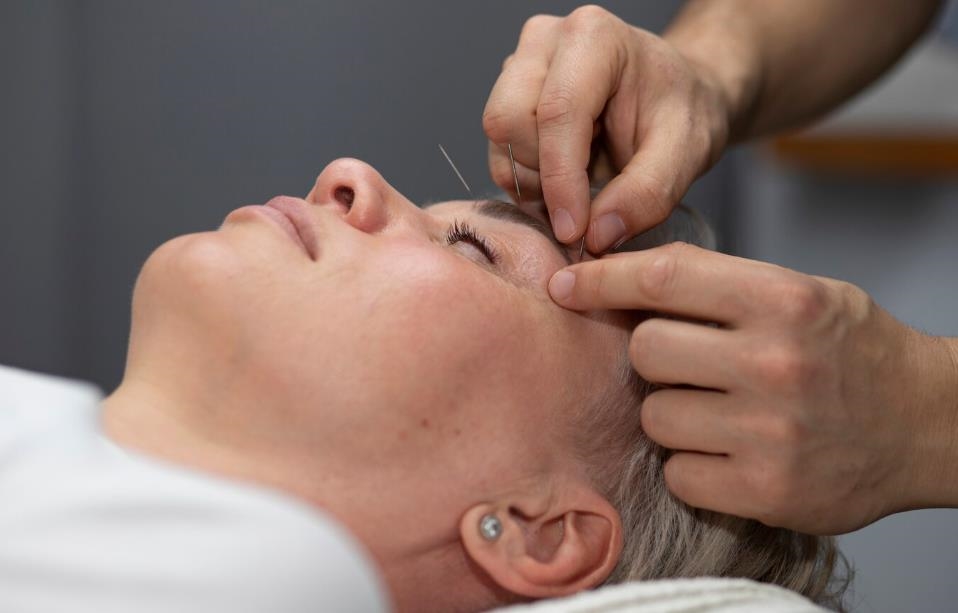 眼睛痠澀又濛霧?中醫師曝:常按「3穴道」 讓靈魂之窗亮起來