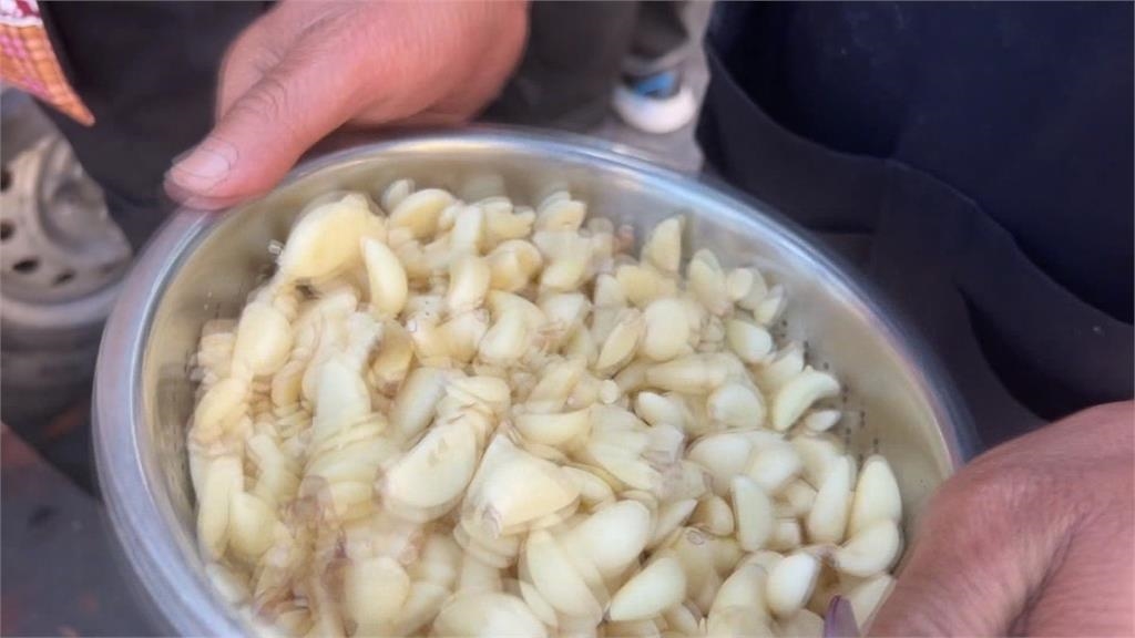 傳統小吃變出新花樣　炭火上香腸「半烤半煎」