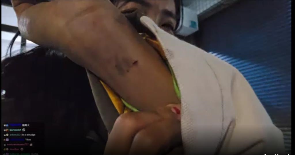 鹽水蜂炮驚見「頭盔正妹」…一看竟是企鵝妹!立即變「炸企鵝」網急:太狠了