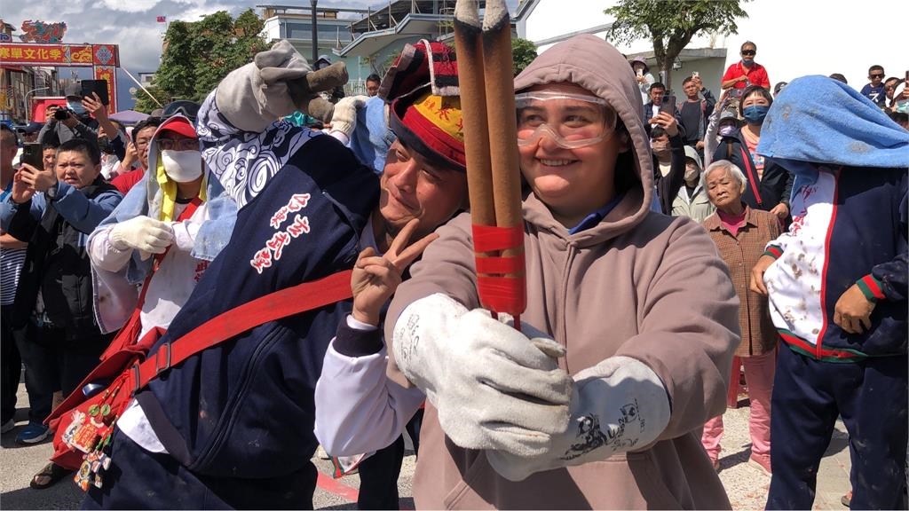 台東炸寒單體驗營 11國30名外國交換生"鞭炮洗禮"