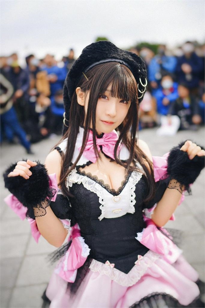 伊織萌現蹤台灣街頭「薄布全破防」!彎腰掃射「暴力衝擊波」網朝聖:見過最頂