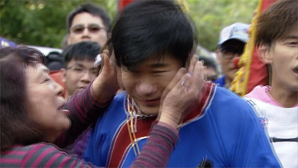 胡瓜搭超大雲梯車從天而降　鄉親興奮「偷親」！