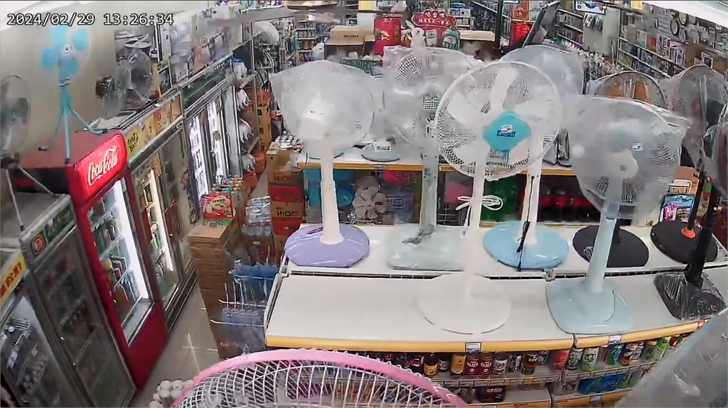 快新聞/嘉義太保4.9地震賣場監視畫面曝光 晃動瞬間店員嚇壞急奔