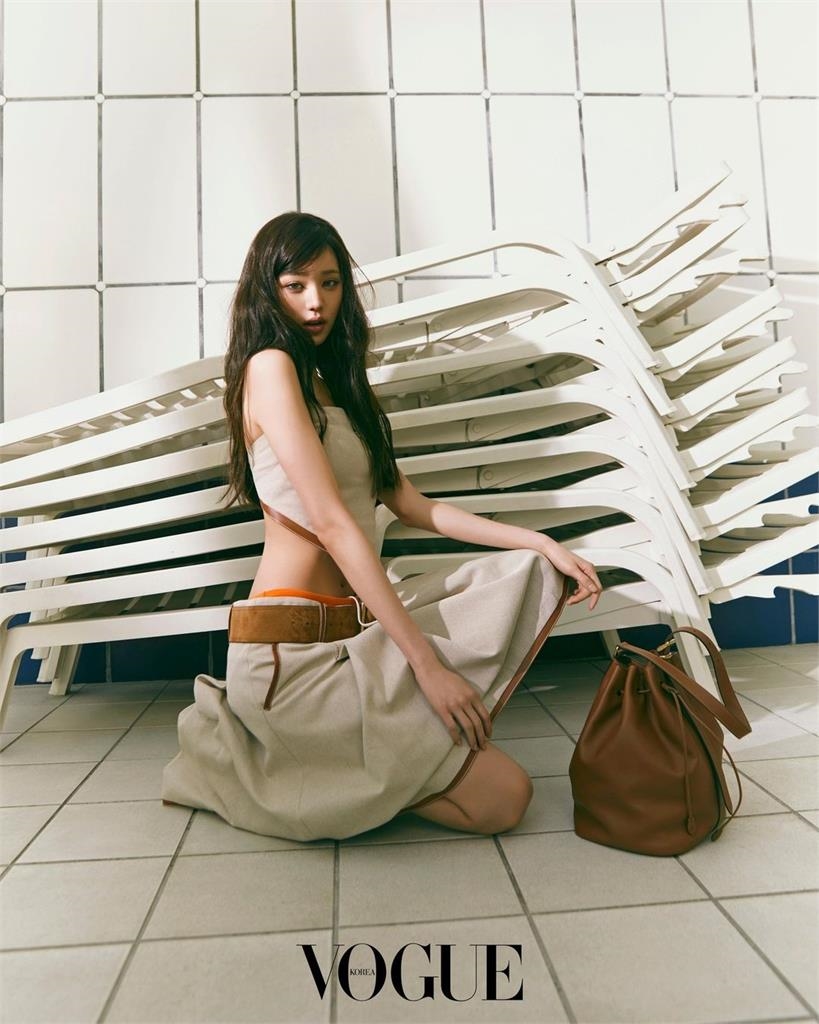 張員瑛「超齡煙燻濃妝」判若兩人!天使臉蛋翻車「蹲地繼續耍辣」粉被逼瘋:這是誰