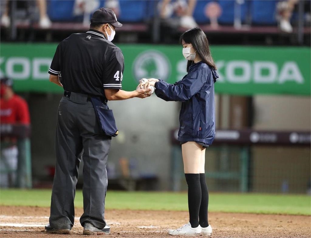 讀賣巨人交流賽落幕！甜美女球僮神似「1女星」網挖IG狂讚：不輸啦啦隊
