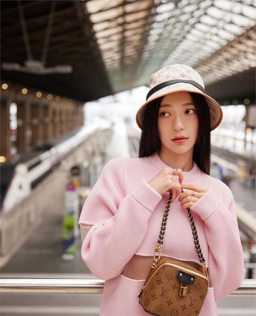 郭雪芙現蹤巴黎「暴瘦一圈」變XXS身材!乾扁「薄如紙片」網驚:太扯