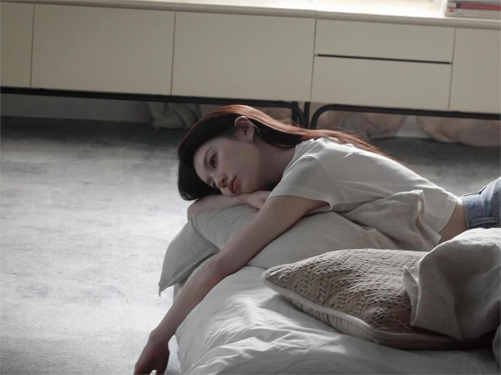 近看山很大!《異能》高允貞只穿BRA「全透光」真實身材頂破天際…百萬粉看傻