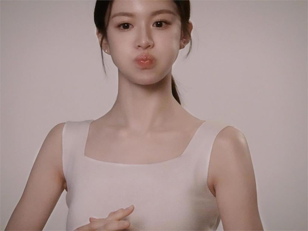 近看山很大!《異能》高允貞只穿BRA「全透光」真實身材頂破天際…百萬粉看傻