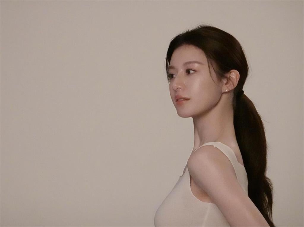 近看山很大!《異能》高允貞只穿BRA「全透光」真實身材頂破天際…百萬粉看傻