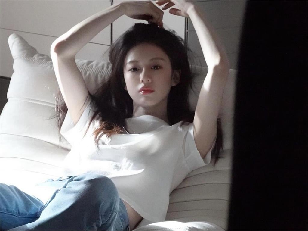 近看山很大!《異能》高允貞只穿BRA「全透光」真實身材頂破天際…百萬粉看傻