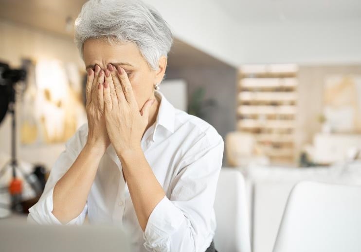 白內障術後視力又模糊!再換人工水晶體?醫:「1治療」立刻變清晰