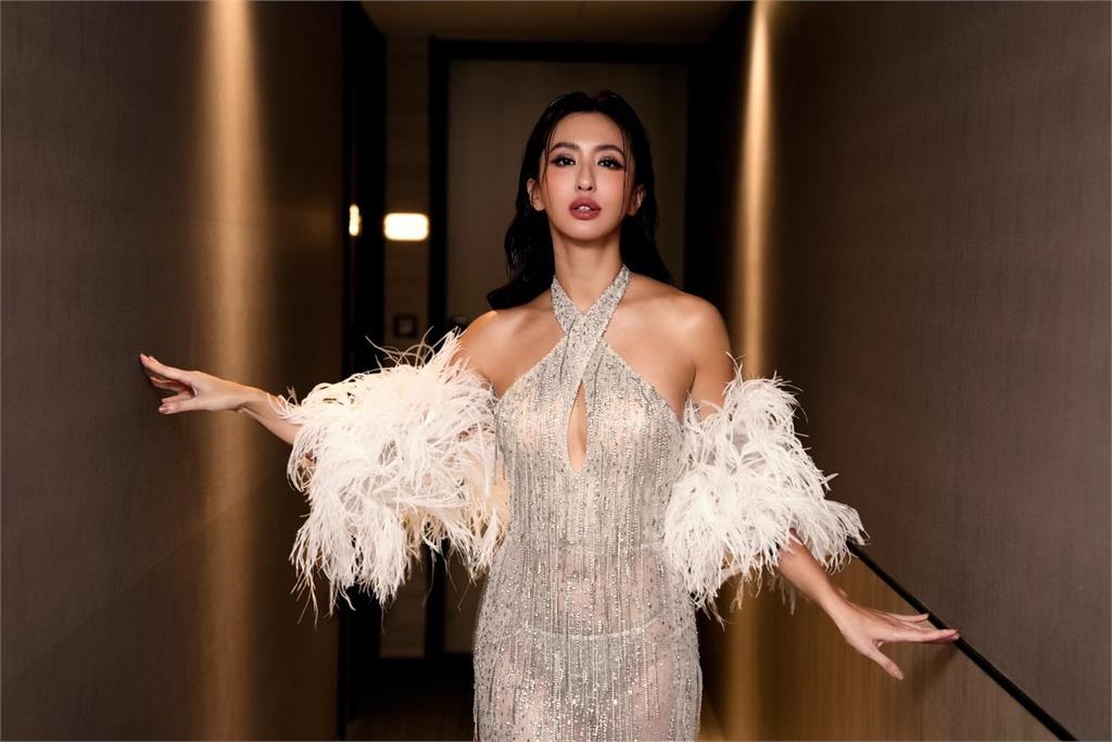 薔薔羞認要把「下半身」交給他!搭肩甜嘟嘴對象正面曝「大燦笑」