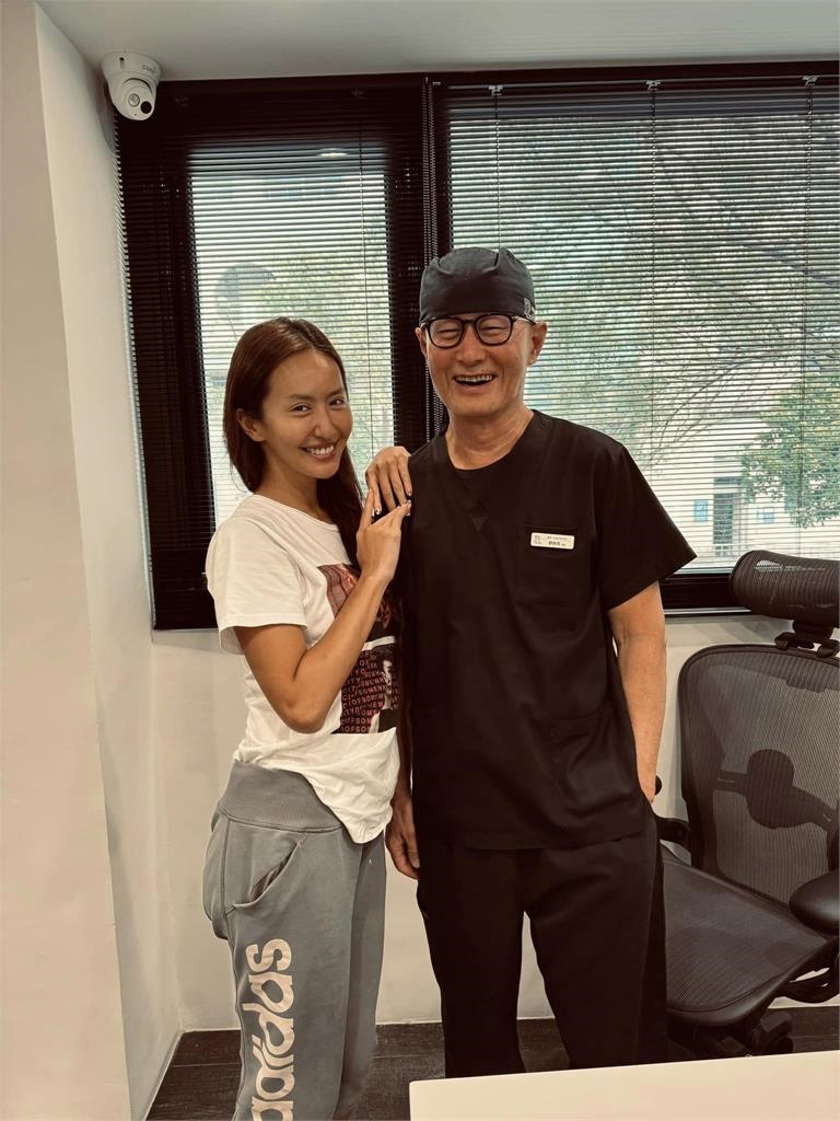 薔薔羞認要把「下半身」交給他!搭肩甜嘟嘴對象正面曝「大燦笑」