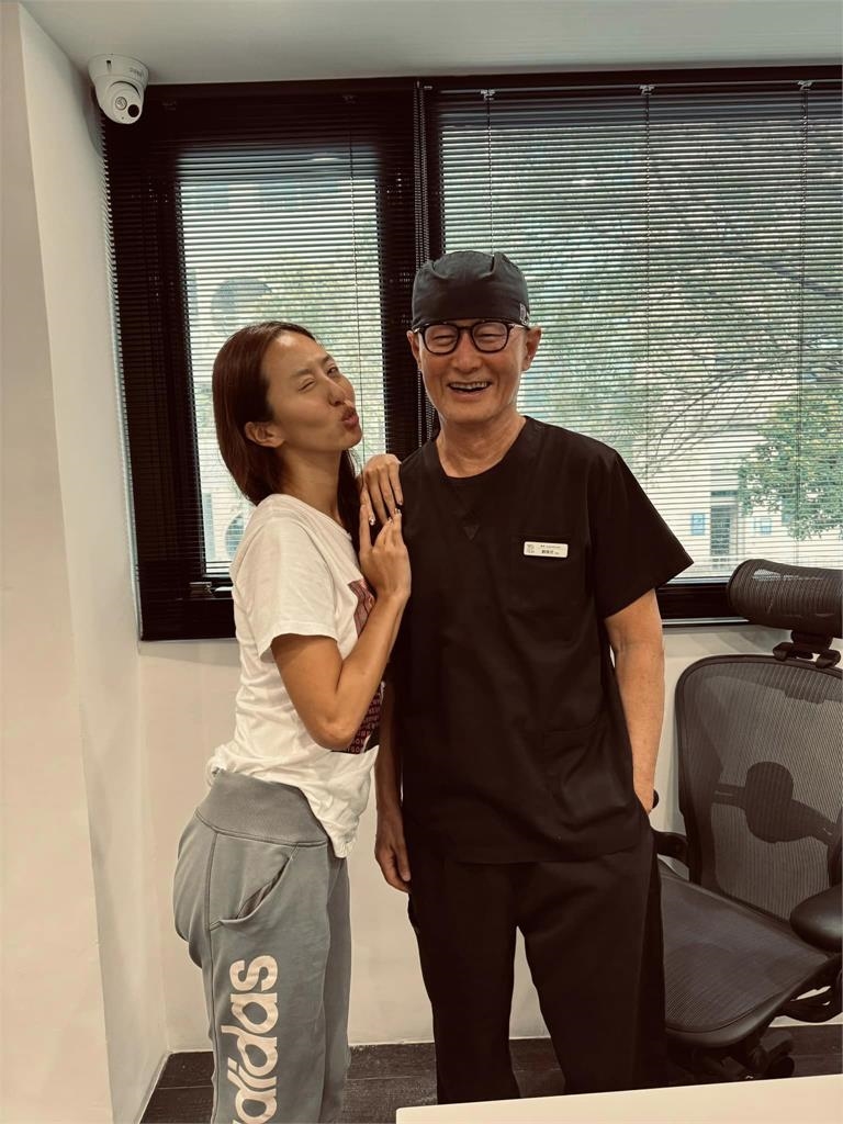 薔薔羞認要把「下半身」交給他!搭肩甜嘟嘴對象正面曝「大燦笑」