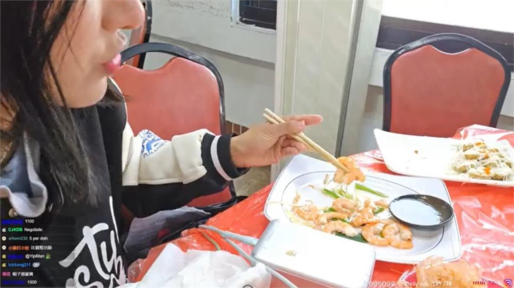 企鵝妹嗨玩小琉球爽嗑海鮮大餐 網見「驚人價格」嚇傻:國旅有救了!