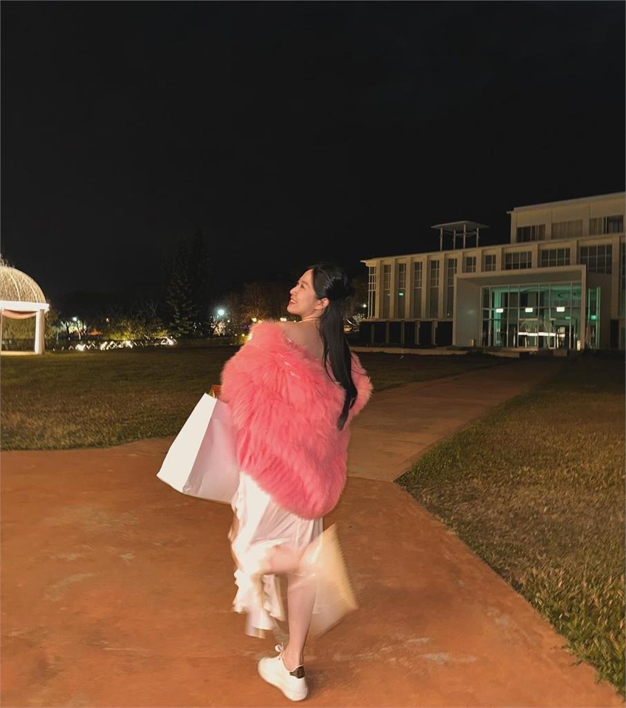 吳宗憲三女兒婚禮穿搭太美！平口洋裝「加碼開高衩」好身材全現形