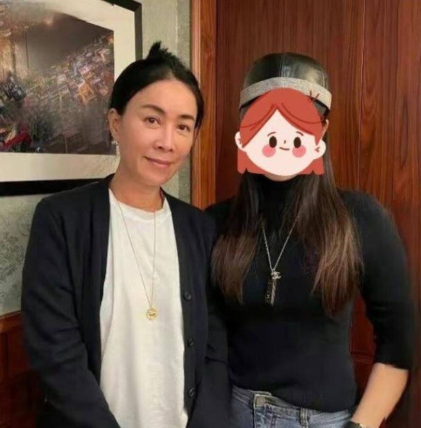 那英遭軟封殺8個月現蹤英國!57歲素顏「圓臉⮕瓜子臉」震撼網