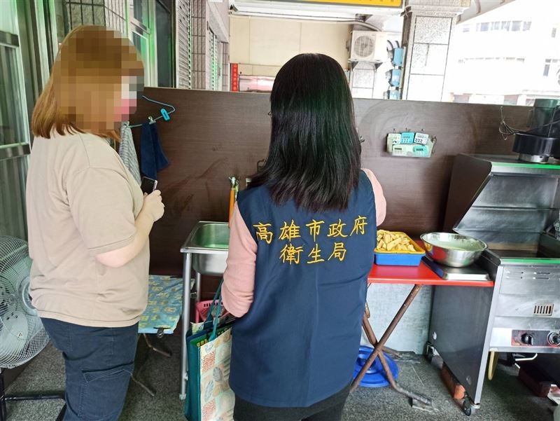 噁！楠梓女店員「挖鼻孔沒洗手」給客人鹽酥雞…衛生局稽查見「多項缺失」