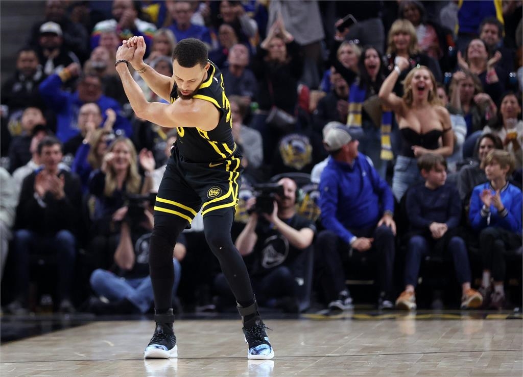 NBA/柯瑞命中「超大三分」揮桿慶祝!照片曝光網全失焦:快掉出來了
