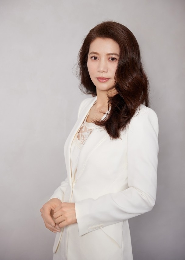 前港姊冠軍袁詠儀50歲顏值輾壓新生代網紅 網:明星不是一般人能當的