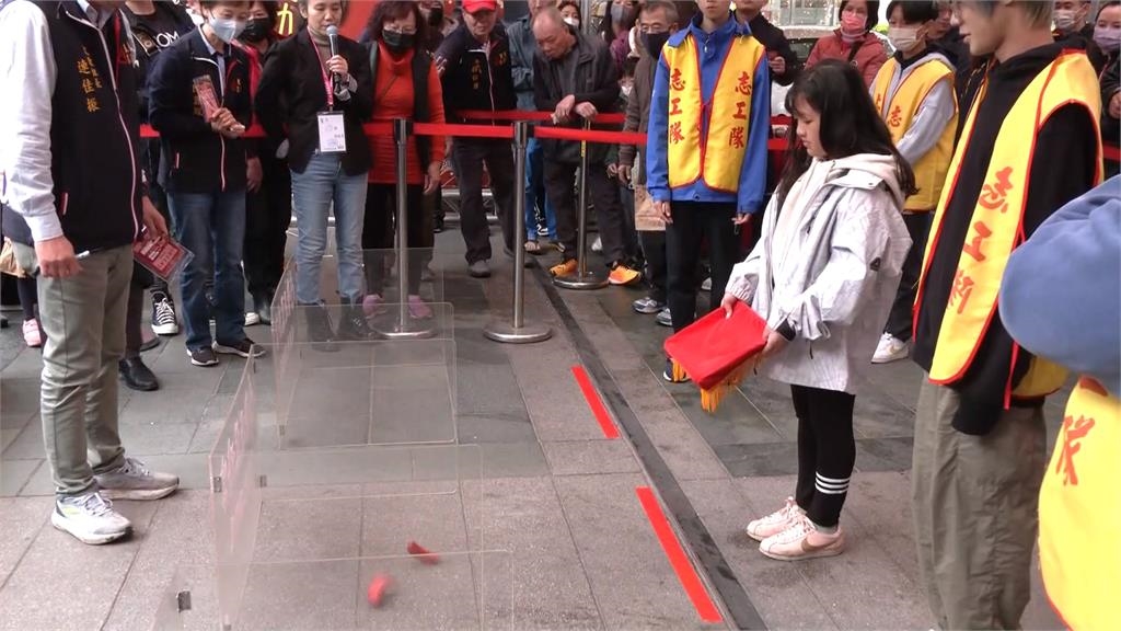 豐原慈濟宮擲筊大賽拚「2百萬進口名車」 國小女孩連擲8聖杯擊敗7千人