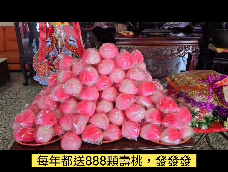 母親83歲大壽收「888」顆壽桃 吊車大王整疊千鈔紅包示孝心:長壽200歲啦
