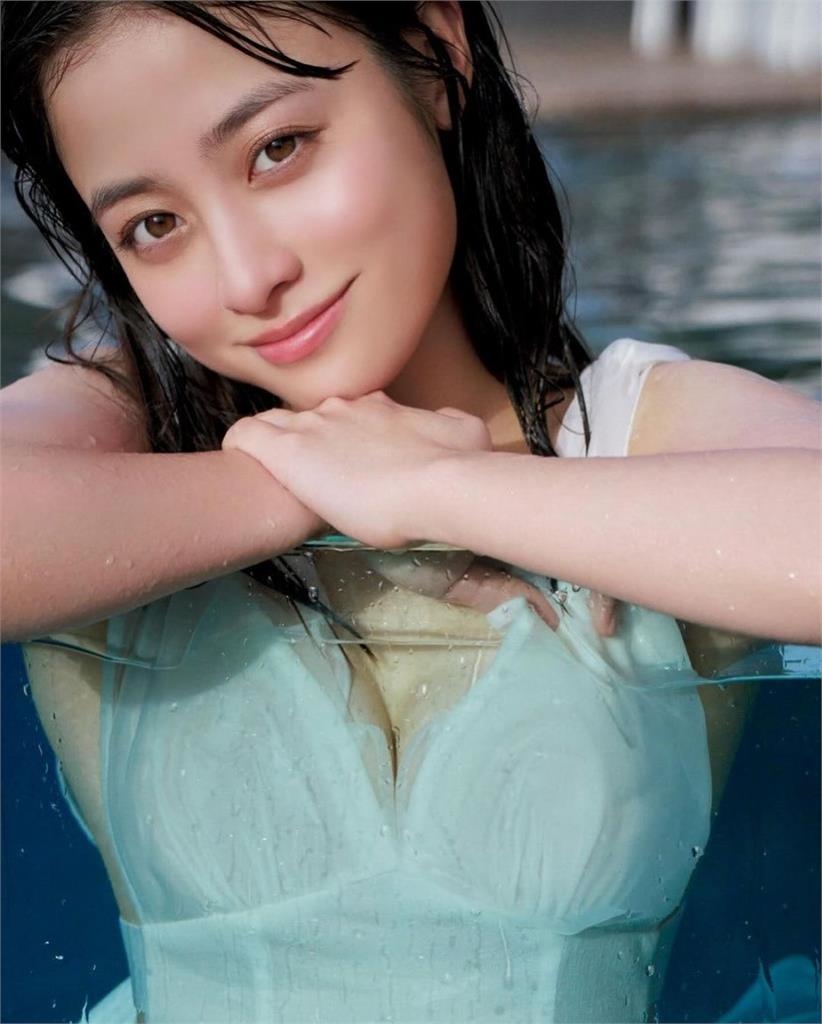 25歲橋本環奈「水中寫真」騰空出世!自帶「無敵浮力」網暈瘋:轉大人