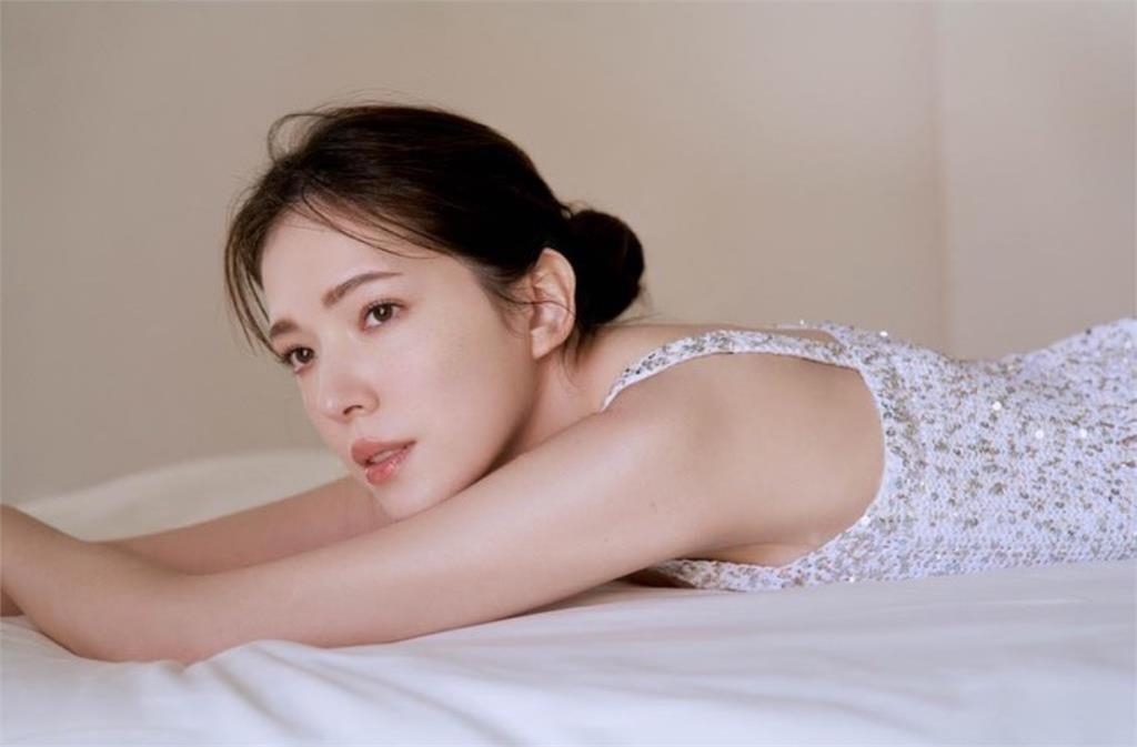 傳備孕後首現身!許瑋甯「暗黑禮服」緊勒絕頂身形 肚皮真實狀態大露餡