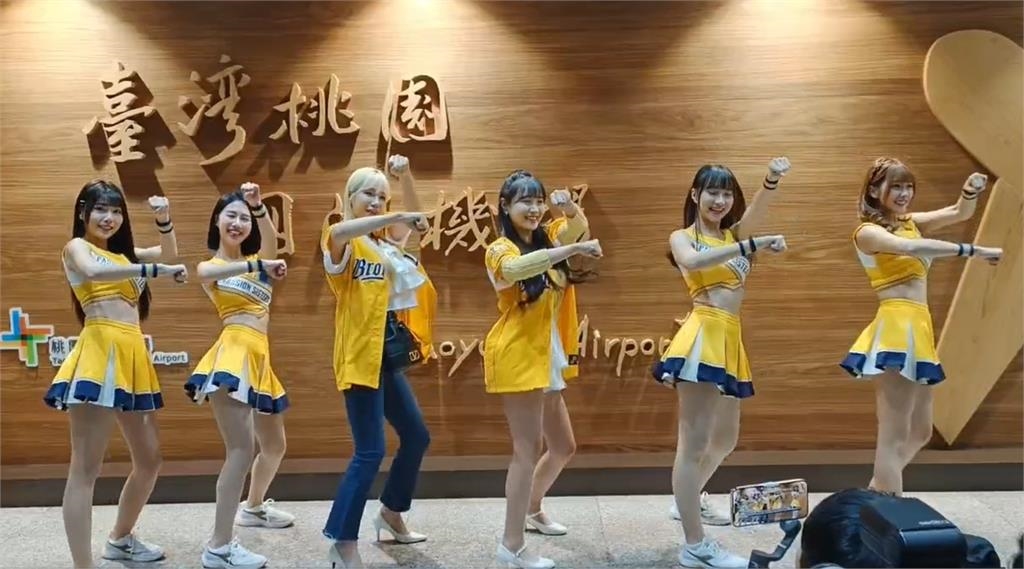 快新聞／中信兄弟韓籍女神來了！　邊荷律、李丹妃機場嗨跳「炸裂陳子豪」