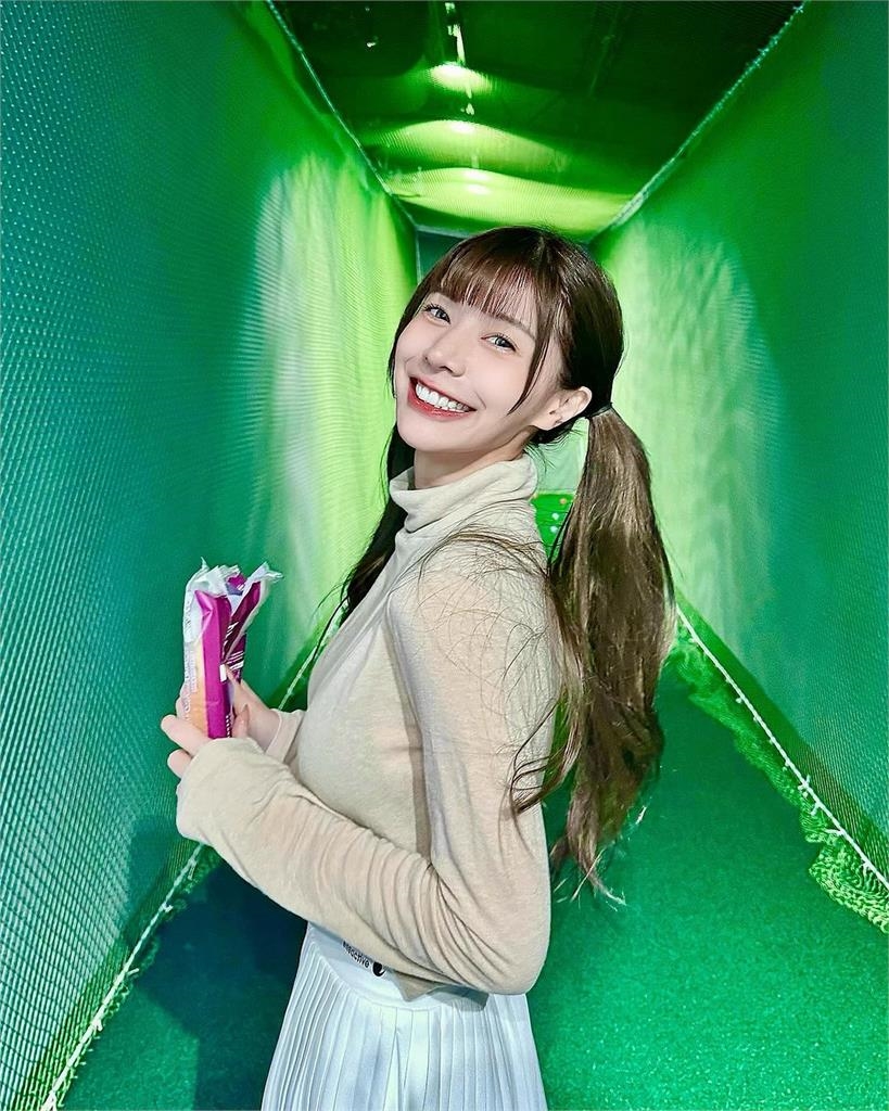 最正MC雙馬尾造型成「氣質小姐姐」!內八坐姿網暈船:太可愛