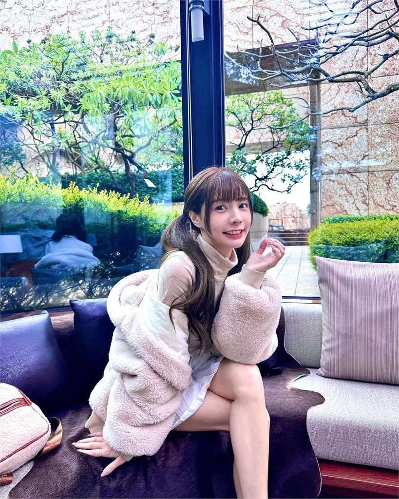 最正MC雙馬尾造型成「氣質小姐姐」!內八坐姿網暈船:太可愛